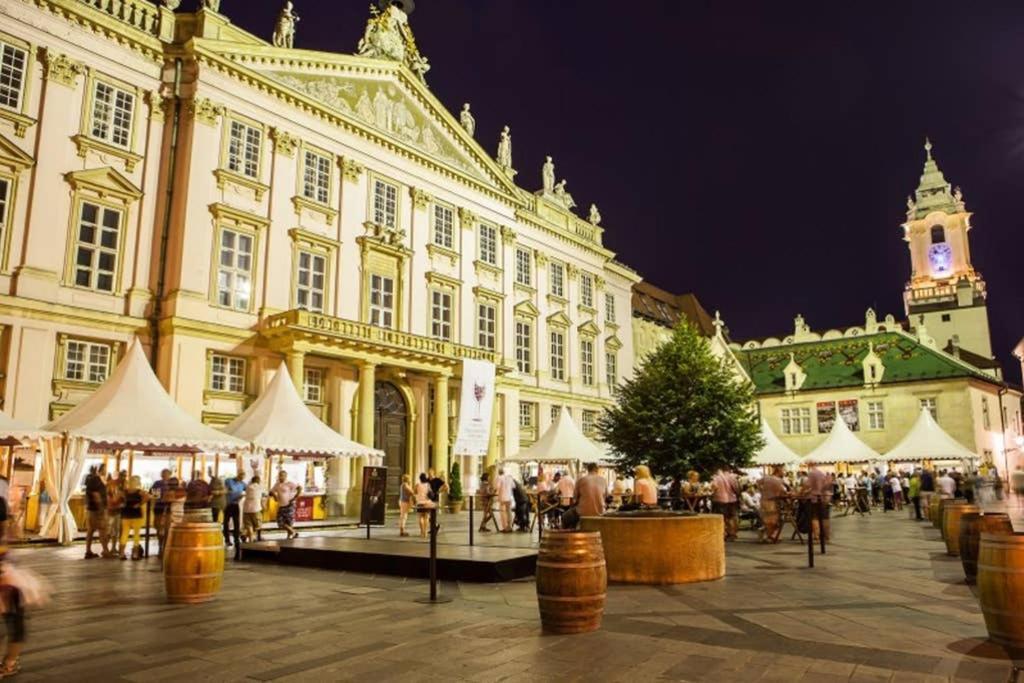 Vip Apartment In Old Town With Free Parking Bratislava Exterior photo